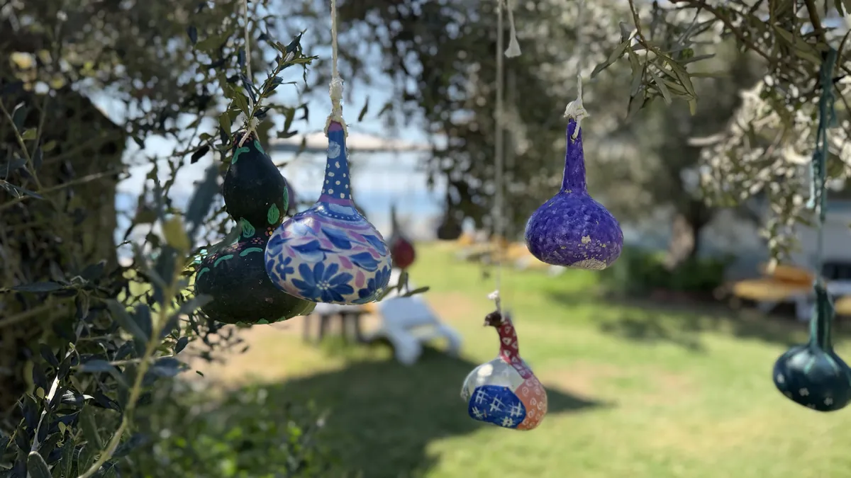 Zeytin ağacındaki el boyaması süsler