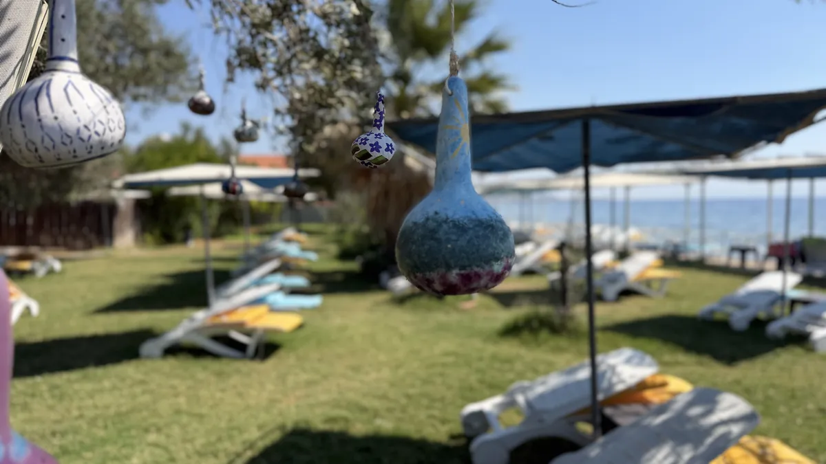Safir'in deniz manzaralı bahçesi ve renkli süsleri